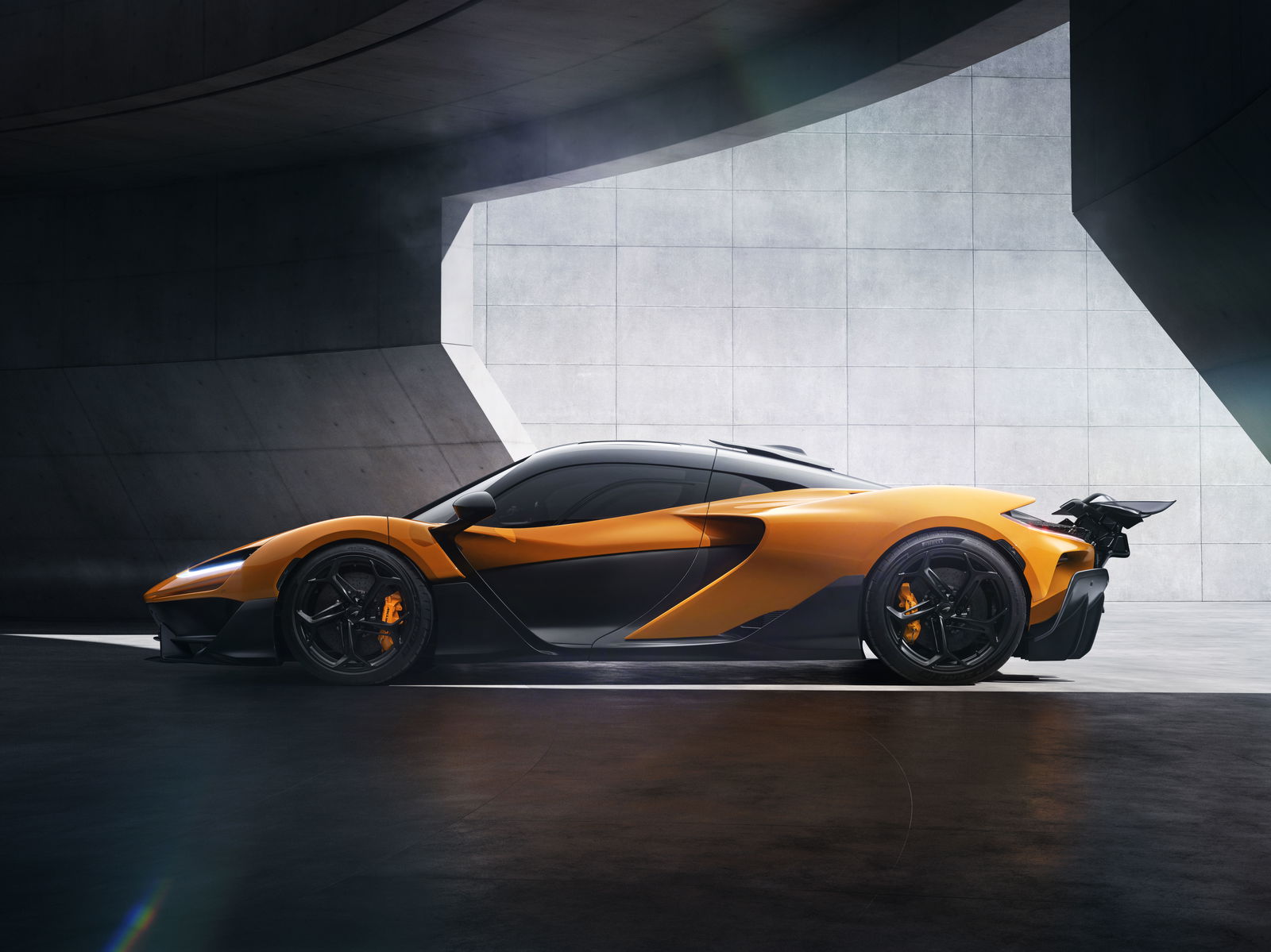 McLaren W1 - side, race mode